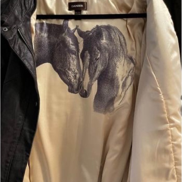 Danier woman’s brown leather coat with removable faux fur collar - Picture 8 of 10